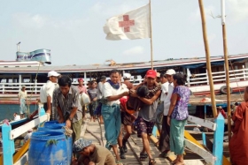 Barmánci odnášejí oběť cyklonu Nergis.