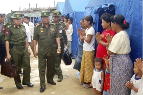 Vedoucí představitelé junty na inspekci uprchlických táborů.