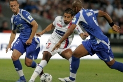 Milan Baroš (v bílém) pomohl Lyonu gólem k vítězství v prvním kole francouzské ligy nad Auxerre.