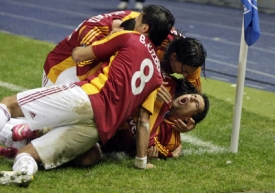 Baroše radostí zavalili spoluhráči z Galatasaraye.