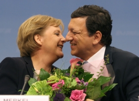 S Merkelovou sice Barroso laškuje, kancléřka ho ale zatím nepodpořila.