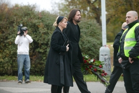 Zpěvačka Iveta Bartošová přichází s manželem Jiřím Pomejem na pohřeb.
