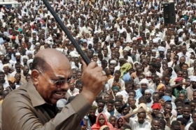 Súdánský prezident Bašír se svými stoupenci.