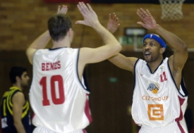 Nymburští basketbalisté se radují z výhry
