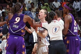 Momentka z rvačky mezi basketbalistkami Detroitu a Los Angeles.