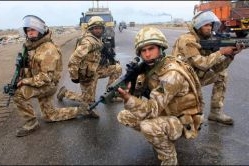 Britské jednotky při akci u Basry (2007).