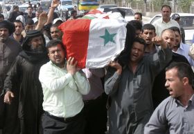 Pohřeb jedné z obětí nekončícího násilí v basře (2008).
