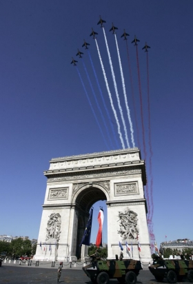 Letecká show ve francouzských barvách nad Vítězným obloukem.