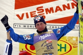 Lukáš Bauer se raduje z vítězství na Tour de Ski.