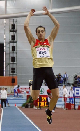 Bayer při skoku na Evropském šampionátu v Turíně.
