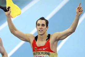 Sebastian Bayer oslavuje prvenství na Evropském šampionátu v Turíně.