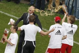 Bayern slaví. Trenér Hitzfeld dostává od svých svěřenců pivní sprchu.