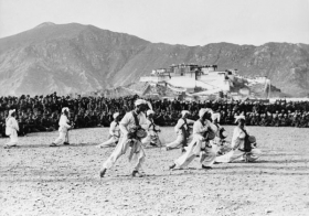 Poroba. Tibeťané tancují pro čínské vojáky.