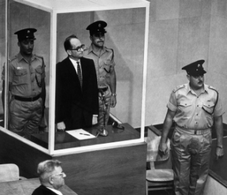 Eichmann před soudem v Izraeli.