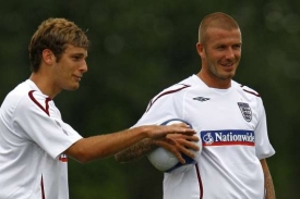 Kontroverzní fotbalista a reklamní ikona David Beckham (vpravo).