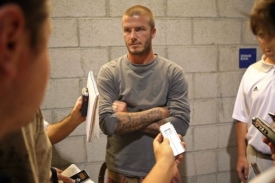 David Beckham v zajetí novinářů.