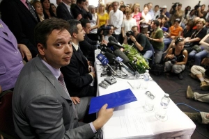 Pravděpodobný starosta bělehradu Aleksandar Vučić na tiskové konfereci