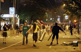 Mladí srbští ultranacionalisté v bělehradských ulicích.