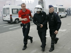 Kolegov&eacute; odv&aacute;děj&iacute; policistu zraněn&eacute;ho při střetu s ryb&aacute;ři.
