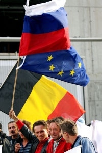 Proruští demonstranti v Bruselu před budovou Evropské rady.