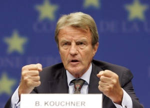 Francouzský ministr zahraničí Kouchner, přes gesta řešení nenavrhl.