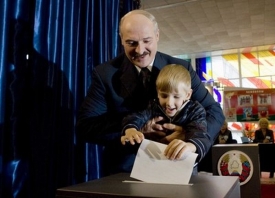 Prezident Alexandr Lukašenko přišel k volbám se synem Nikolajem.