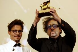 Herec Johny Depp (vlevo) a režisér Tim Burton