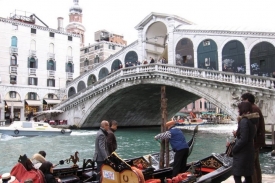 Loni navštívilo Benátky asi 20 milionů turistů.