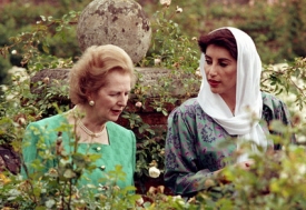 Bhuttová v roce 1989 s Margaret Thatcherovou.