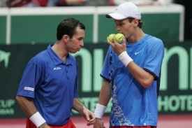 Tomáš Berdych (vpravo) a Radek Štěpánek v Davis Cupu proti Belgii.