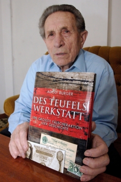 Na snímku Adolf Burger s knihou Ďáblova dílna.