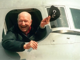 Americký pilot Halvorsen (1998). Jedna z legend blokády Berlína.