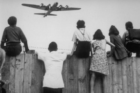 Dětský uvítací výbor u letiště Tempelhof.