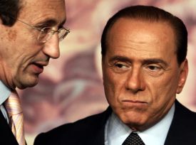 Premiér Silvio Berlusconi (vpravo) a vicepremiér Gianfranco Fini