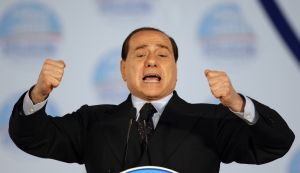 Silvio Berlusconi hřímá na předvolebním mítinku
