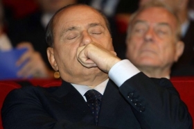 Italský paradox. Berlusconimu stačí podřimovat, a přesto sbírá body.