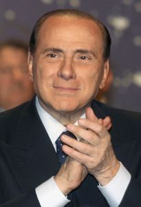 Berlusconi si mne ruce na sjezdu strany v Neapoli.