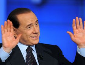 Silvio Berlusconi - pro vítězství se hodí i fašista.