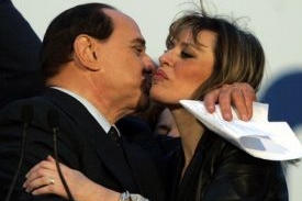 Silvio Berlusconi v obětí s vnučkou Mussoliniho Alessandrou.