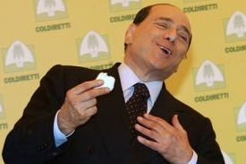 Věčný vtipálek Berlusconi. Snaha odvrátit pozornost?