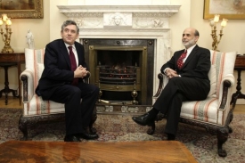 Ben Bernanke (vpravo) a britský premiér Gordon Brown v Londýně.