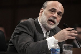 Šéf Fedu Ben Bernanke při projevu v Kongresu.