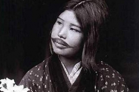 Dívka z lidu Ainu s tradičním tetováním, historický snímek.
