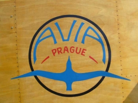 Logo továrny Avia na dřevěném trupu 