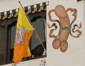 Bhútánská vlajka a symbol penisu. Chrání před zlými duchy.