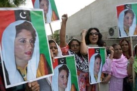 Příznivci Bénazír Bhuttové s jejími fotografiemi