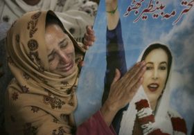 Pákistánská žena se snímkem zavražděné Bénazír Bhuttové.