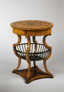 Šicí stolek z Čech (kolem roku 1820).
