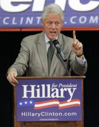 Bill Clinton bere kampaň své ženy za svou. Podle někoho až příliš.