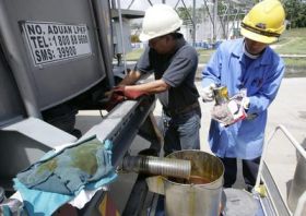 Přeprava biodieselu z palmového oleje v Malajsii.